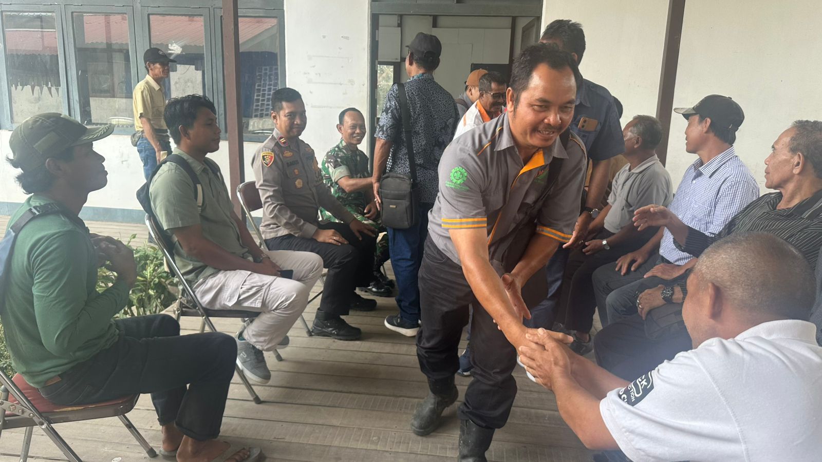 Polsek Nanga Tayap Kunjungi Kantor Desa Lembah Hijau