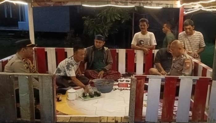 Kapolsek Muara Pawan Pererat Kedekatan dengan Warga Lewat Patroli Blue Light,Sambangi Pos Kamling di Sungai Awan Kanan