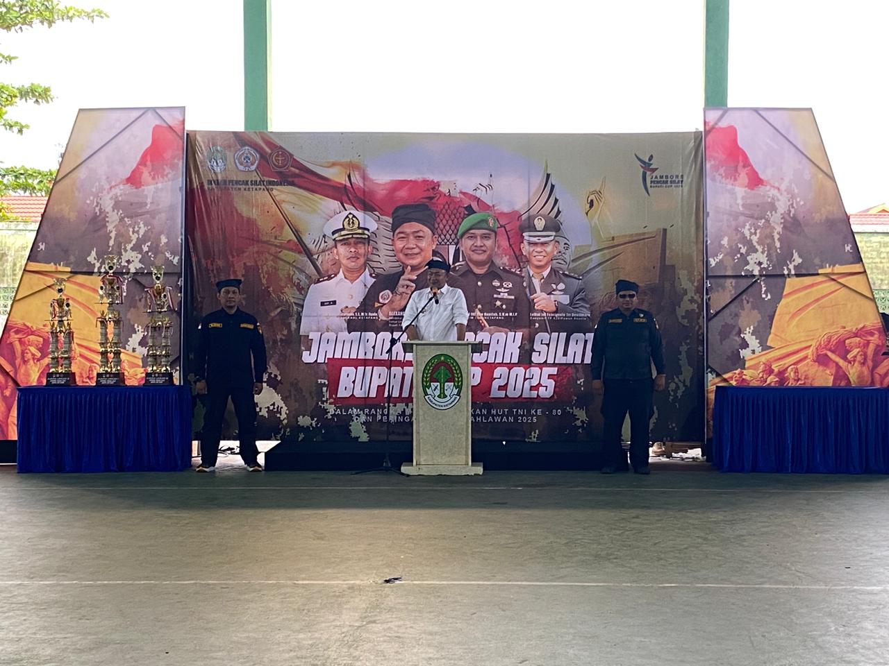 Bupati Ketapang sekaligus sebagai Ketua IPSI Kalbar berpidato saat Penutupan Jambore Pencak Silat Bupati Cup 2025 Ketapang kalbar