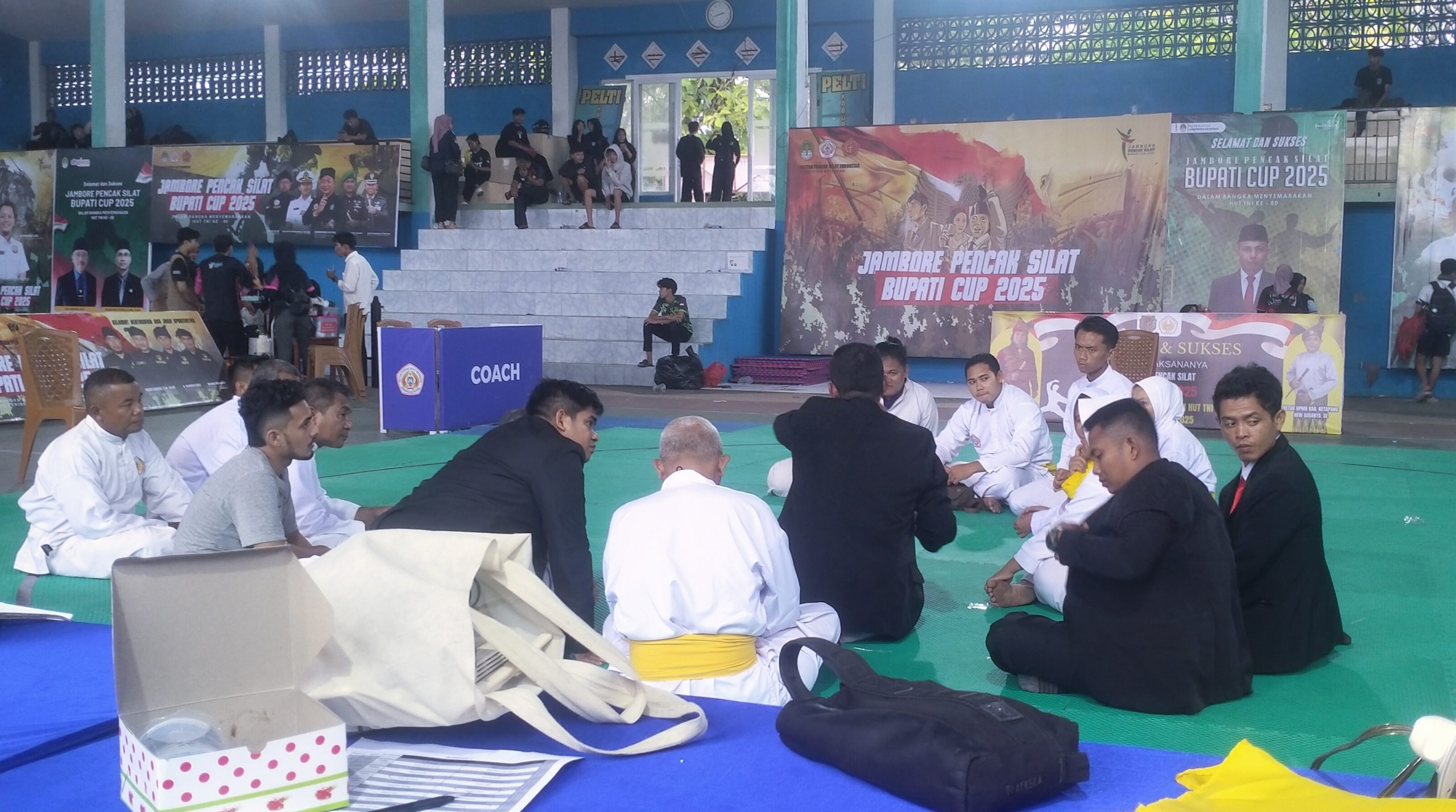 Wasit juri sedang berkumpul setelah melaksanakan tugas dalam pertandingan Pencak Silat Bupati Cup 2025