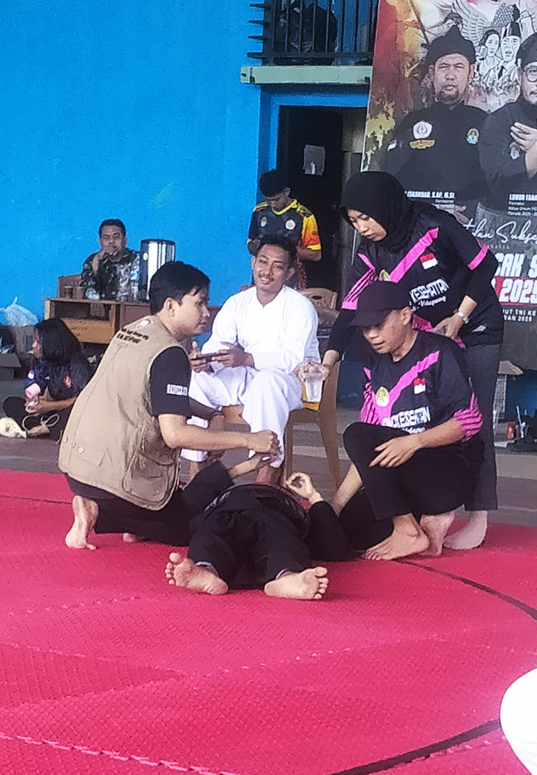 Seorang Atlet yang cedera sedang ditangani oleh tim medis