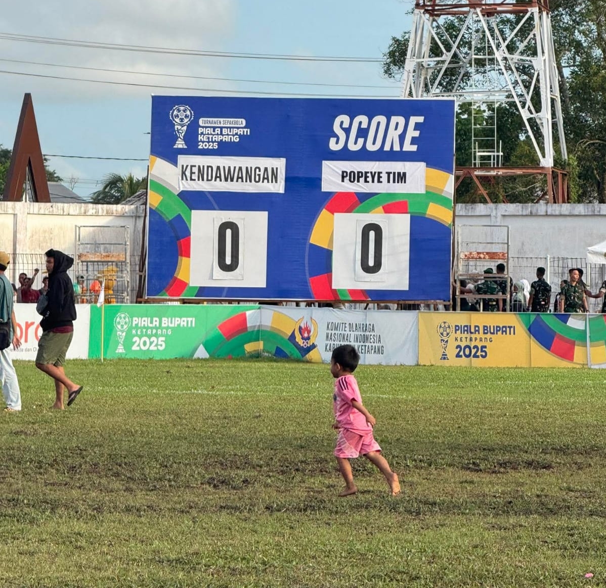 Seorang anak ditengah lapangan saat Final Bupati Cup 2025