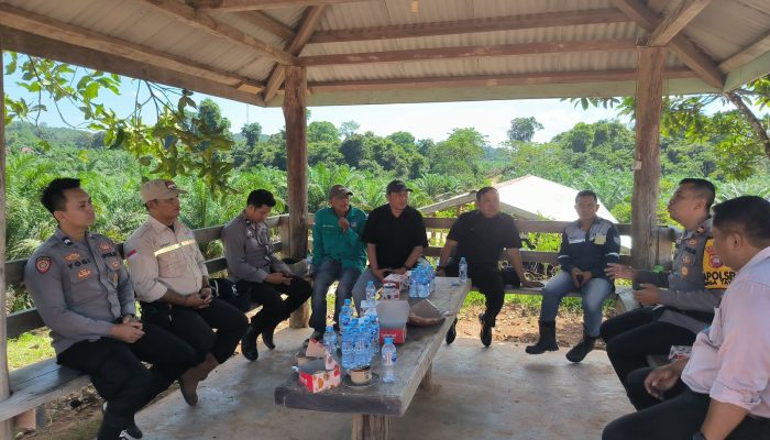 Kapolsek Nanga Tayap Gelar Silaturahmi Kamtibmas melalui Program “Ngopi Presisi” ( Ngopi Penuh Inspirasi