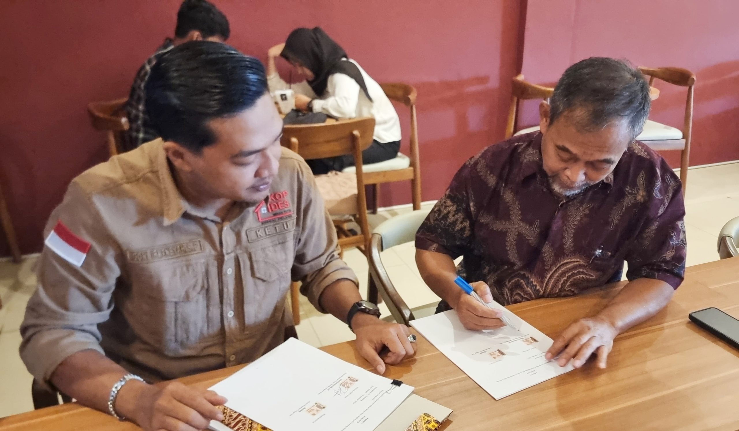 Penandatanganan MoU antara Koperasi merah putih desa sungai Pelang dan Koperasi produsen lingga jati(1/12/2025)