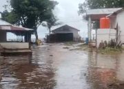 Minta BWSK1 kalbar harus tangung jawab  Atas robohnya rumah warga diterjang gelombang Laut gara” 200 kubus tidak terpasang