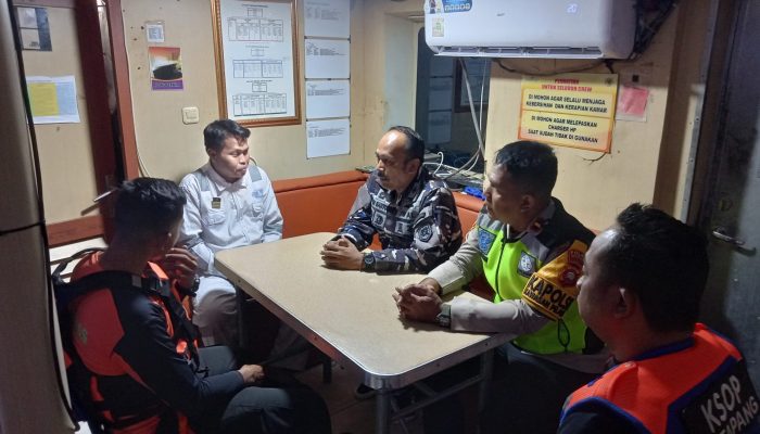 Respons Cepat, Tim SAR Lanal Ketapang Turun Tangan Cari Korban di Perairan