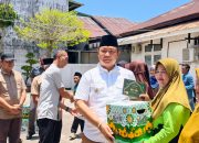 BUPATI KETAPANG SERAHKAN BINGKISAN LEBARAN KEPADA PPPK PARUH WAKTU DINAS LINGKUNGAN HIDUP KETAPANG