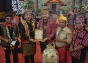 Bupati Ketapang Pimpin Kontingen di PGD Kalbar ke-40, Tegaskan Kesakralan Gelar Adat Dayak Ketapang