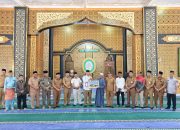 Bupati Ketapang Serahkan Dua Ekor Sapi Kurban Presiden untuk Masyarakat Pantai Selatan Ketapang