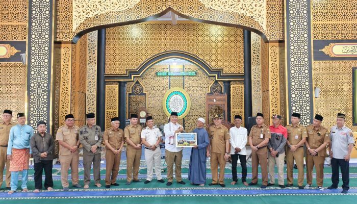Bupati Ketapang Serahkan Dua Ekor Sapi Kurban Presiden untuk Masyarakat Pantai Selatan Ketapang