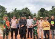 Pastikan Pembangunan Berjalan Baik, Bupati Ketapang Kunjungi Lokasi Jembatan Gantung Garuda Desa Ratu Elok