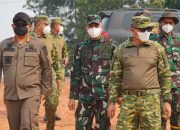 BUPATI KETAPANG DAMPINGI PANGDAM XII/TANJUNGPURA TINJAU KARHUTLA DI DESA PELANG