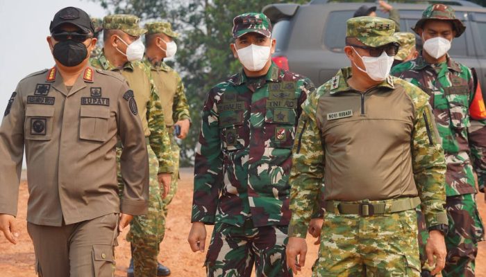 BUPATI KETAPANG DAMPINGI PANGDAM XII/TANJUNGPURA TINJAU KARHUTLA DI DESA PELANG
